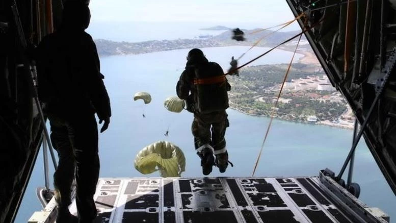 Η χώρα σε επιφυλακή: Συνεχείς ρίψεις αλεξιπτωτιστών και εξοπλισμοί…
